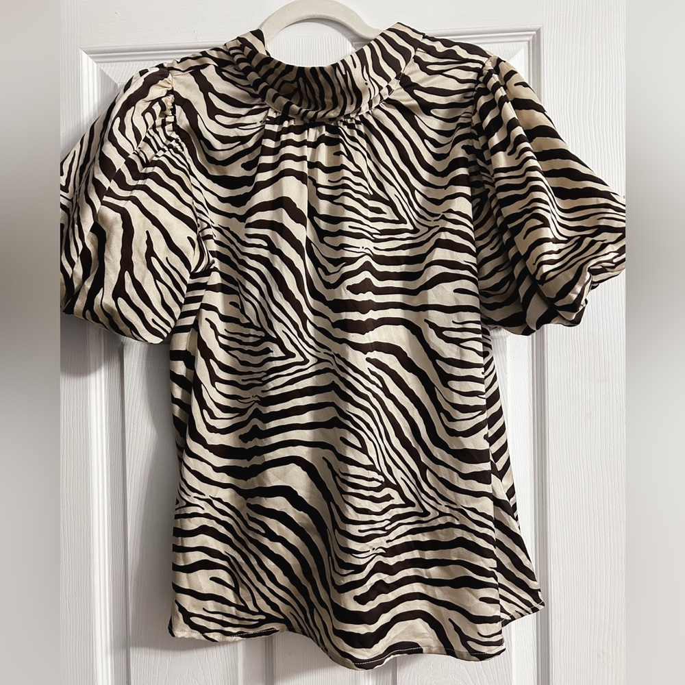 Entro top size medium! with a tie back at the neck!